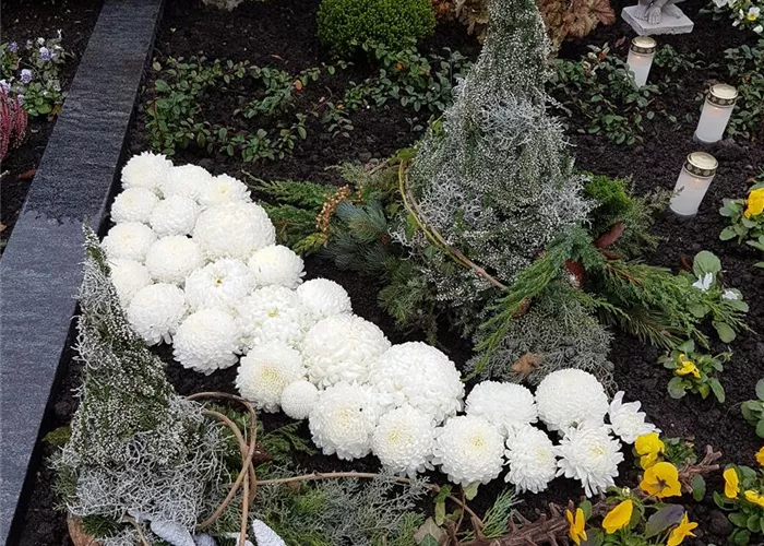 Herbstliche Anpflanzung mit Schmuck für Allerheiligen