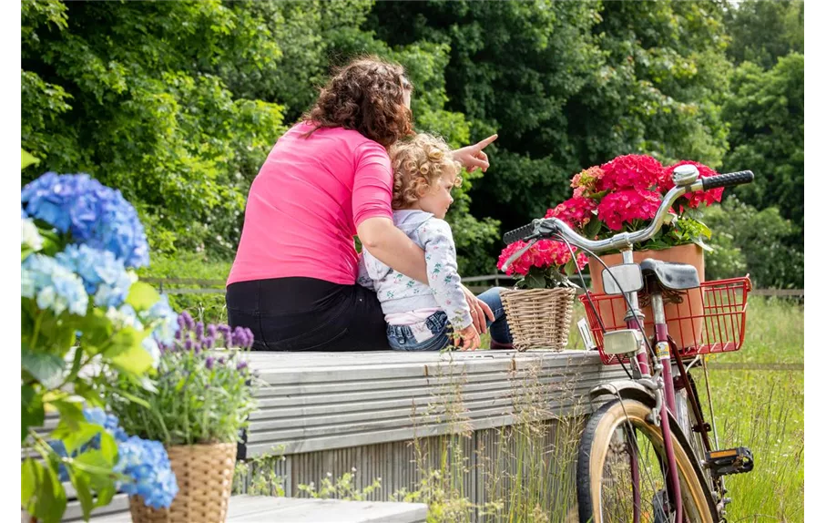 Muttertag - Mutter und Kind im Garten