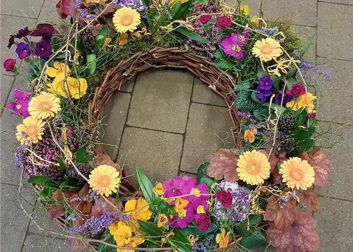 gepflanzter Kranz mit frischen Blüten im Reagenzglas